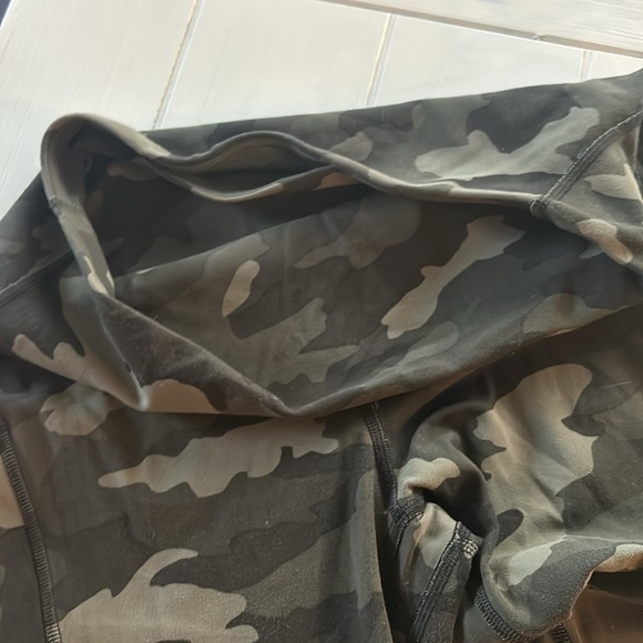 Lululemon camo leggings sz 8 - Picture 4 of 12